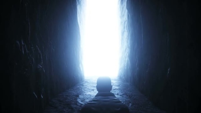 一个孤独的人站在移动的光门前。