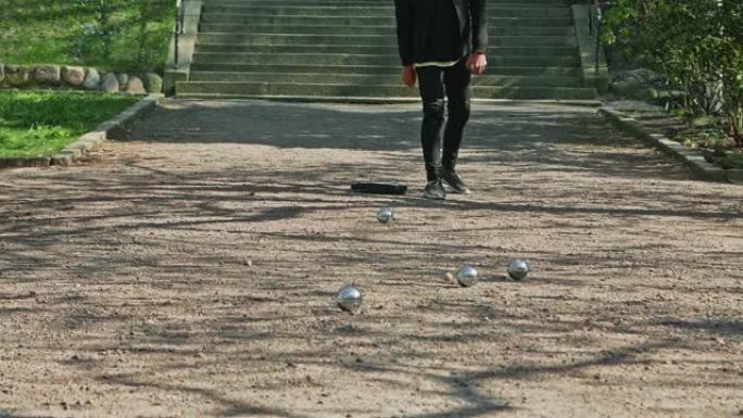 男子在公园玩毛坯