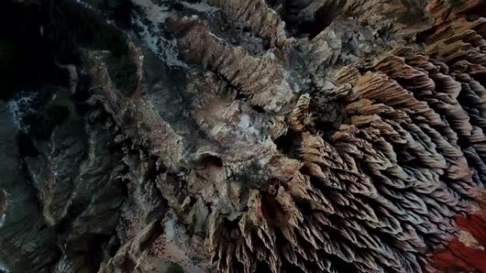 无人机的鸟瞰图，靠近大海的罕见地质现象，粘土的悬崖被侵蚀