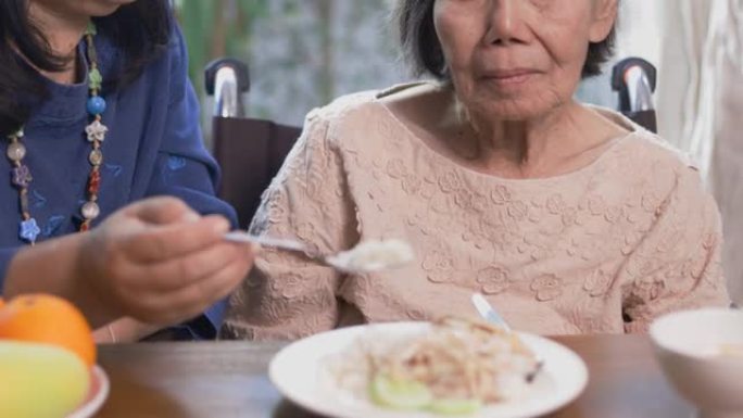 厌倦食物的亚洲高级女性。