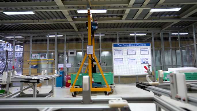 一辆汽车正在工厂组装 工厂车间视图 一个人站在机器前