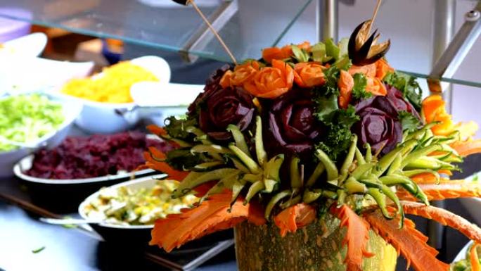 埃及自助餐上鲜花形式的一堆蔬菜