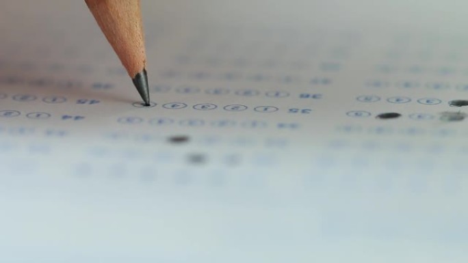 学生手工测试在大学或大学的学校期末考试中，用铅笔在答题纸上的选定选项进行考试。在考试课堂中进行多项选