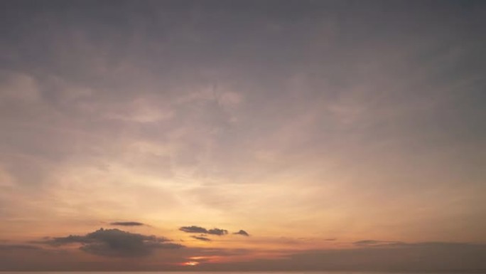 天空时间流逝的云日落或日出背景。流动的日落云自然惊人的自然景观之光