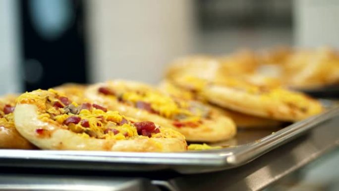 特写镜头，展示迷你披萨，现代食堂的酵母面团烘焙
