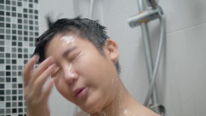 快乐的亚洲胖男孩在家浴室洗澡，生活方式理念。