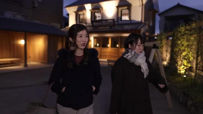 年轻的女性朋友走在日本 “日式旅馆” 的后院 -- 第一部分，共2部分