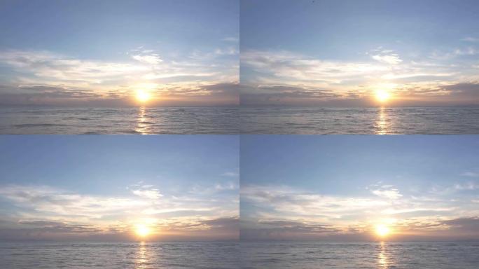 世界上最好的海滩。泰国普吉岛海滩，太平洋上空蓝天上的一个大日出，云层密布。美丽的夏日海景。海上晴天多