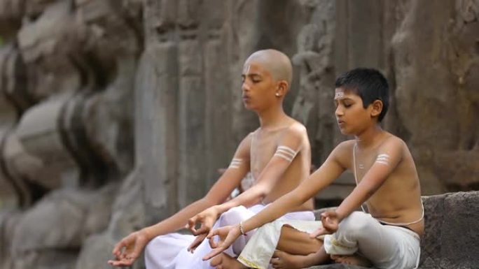 做冥想的印度牧师的孩子