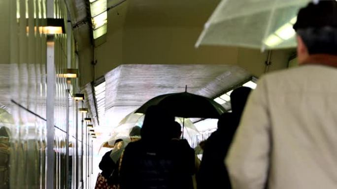 西新宿东京rainny day在街上行走的人
