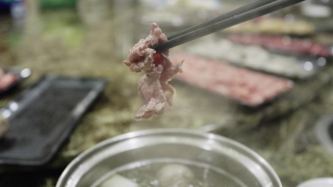 潮汕牛肉火锅在锅里夹起牛肉4k