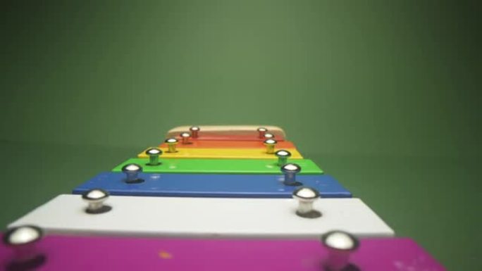绿底彩虹色木制玩具木琴