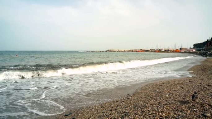 鹅卵石滩上决裂的利古里亚海
