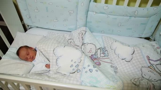新生婴儿睡在婴儿床里