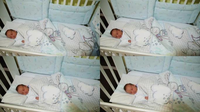 新生婴儿睡在婴儿床里