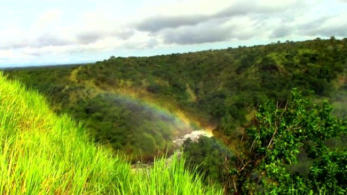 飞溅变成水滴，形成五颜六色的美丽彩虹