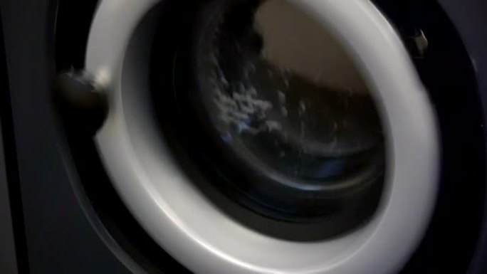 自助洗衣特写视频-投币洗衣洗衣机和彩色洗衣房。