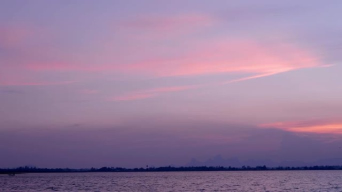 自然背景。日落之后的片刻。天空，湖