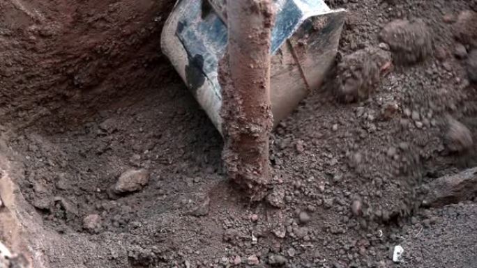 挖掘机挖掘粘土和沙土。特写。