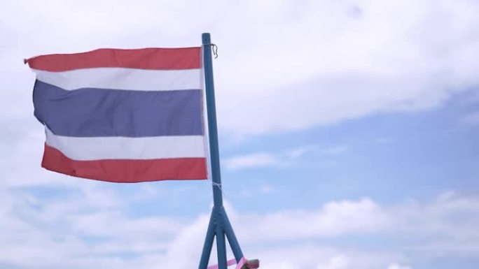 以蓝天为背景的泰国国旗。