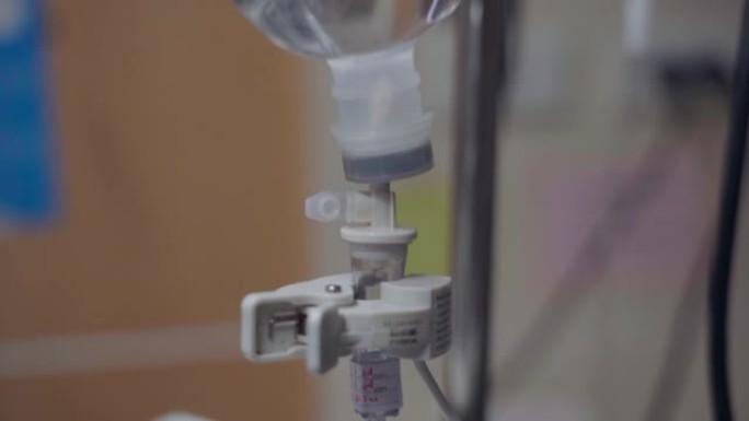 医院恢复室滴注静脉液体或水的输液泵