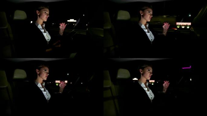 疲惫的女商人在车里打电话。她在夜路上坐在车里。