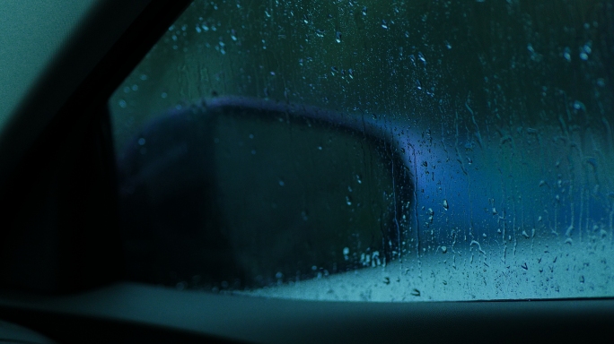 下雨天雨水从车窗滑落