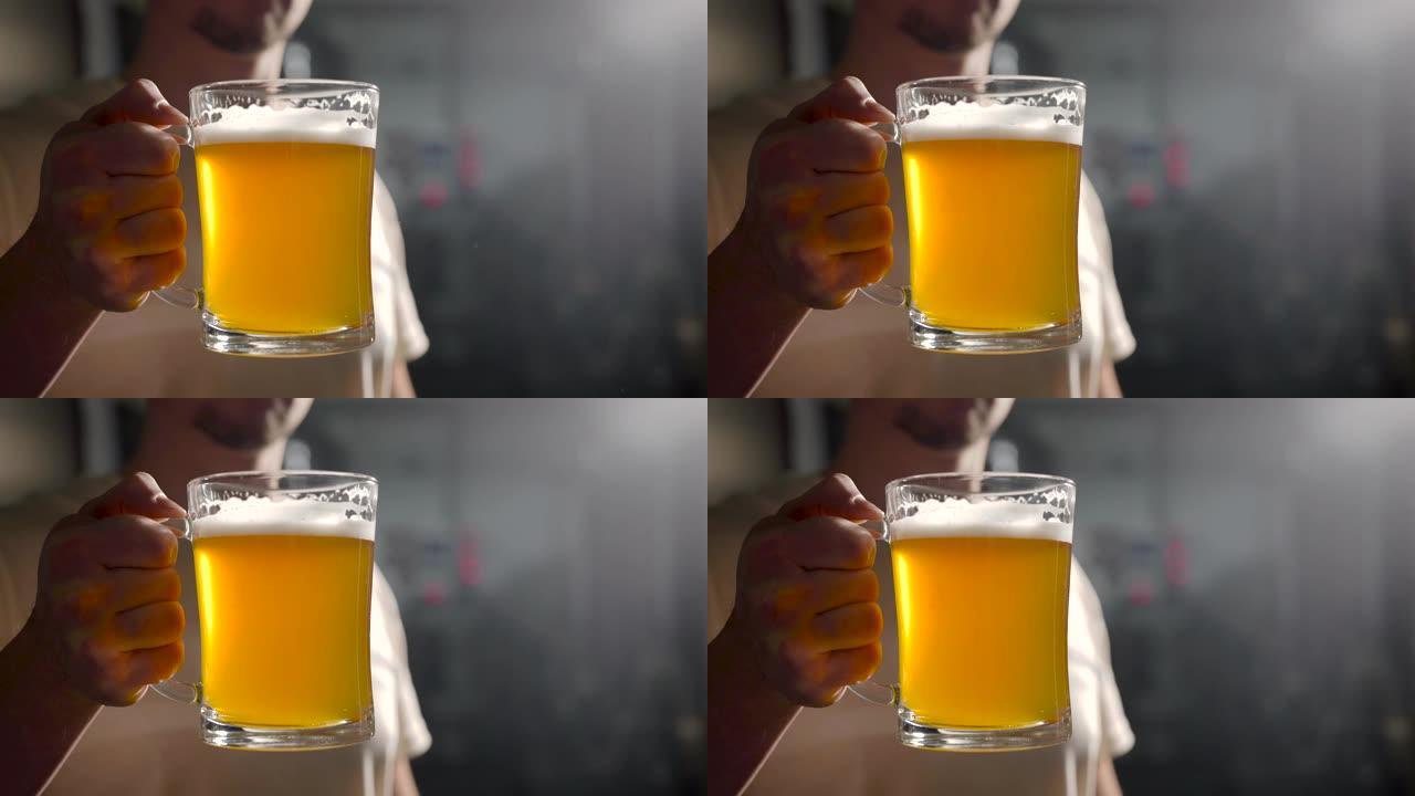 成年男子在黑暗的房间里拿着装满啤酒的杯子，然后放下它，酒保正在展示新啤酒