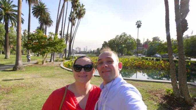 一对夫妇在洛杉矶回声公园以4k慢动作60fps的速度在慢动作中自拍并欣赏市中心
