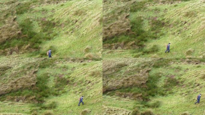一名活跃的高级男子在苏格兰西南部偏远的农村地区散步的高角度侧视图