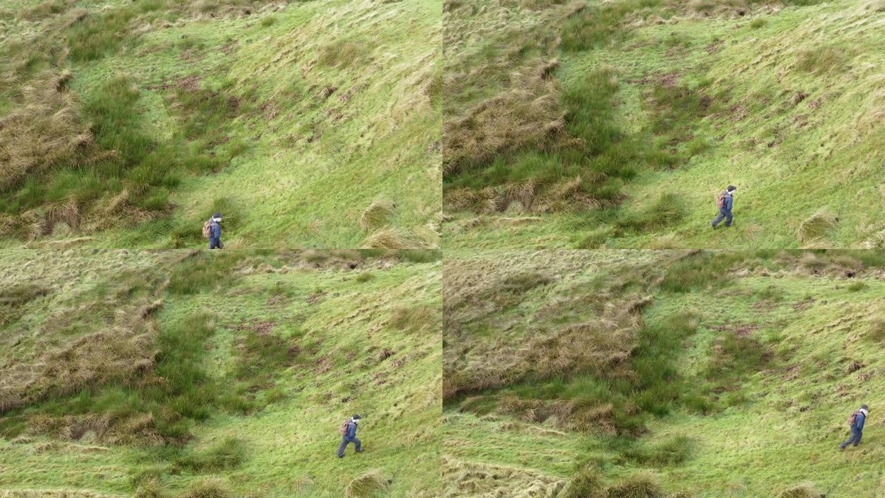 一名活跃的高级男子在苏格兰西南部偏远的农村地区散步的高角度侧视图