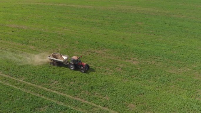 拖拉机在农田上撒矿物肥料