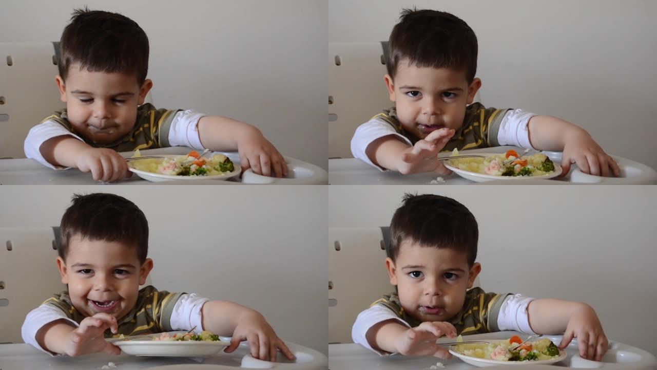 脾气暴躁的两岁男孩玩食物拒绝吃东西