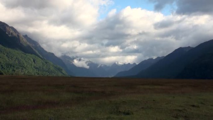 新西兰背景云上的绿山全景。