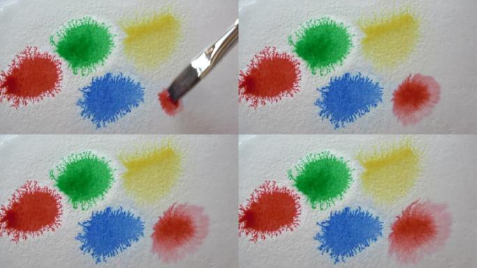 画笔在白色画布上留下一滴红色的中国墨水。
