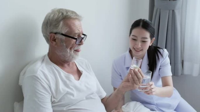 祖父或床上的老人，护士来给老人吃药
