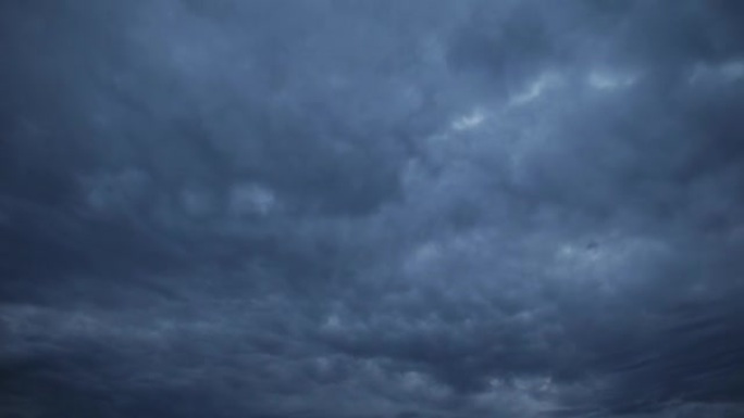 雷云在夜空中的运动。