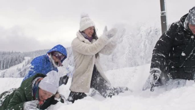 一群朋友兴高采烈地互相撒雪。美好的冬日