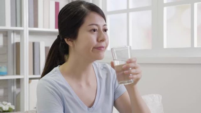亚洲女孩喝一杯冷淡水