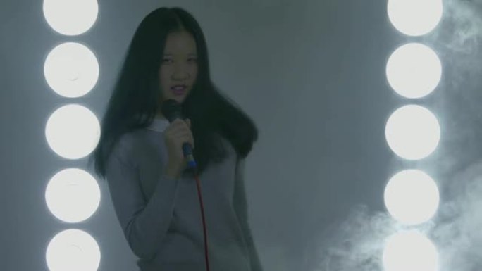 烟雾和灯光多重曝光的少女