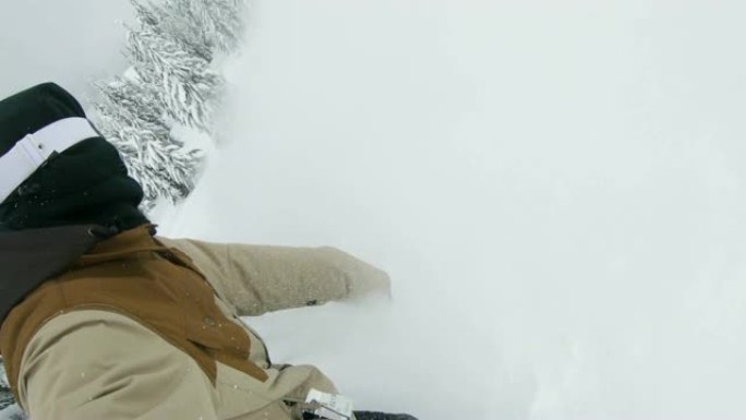 滑雪板视点POV一人骑下坡坡面碎粉快速极限运动滑雪板雪冬