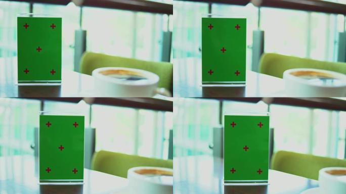 模拟咖啡店桌子上的绿屏招牌