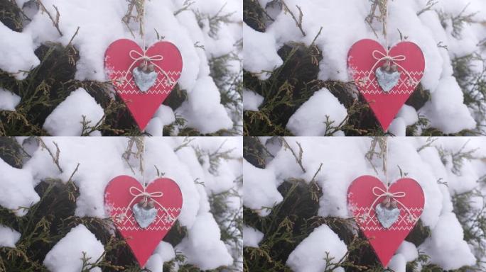 红心挂在雪枝上，在风中搅动。情人节