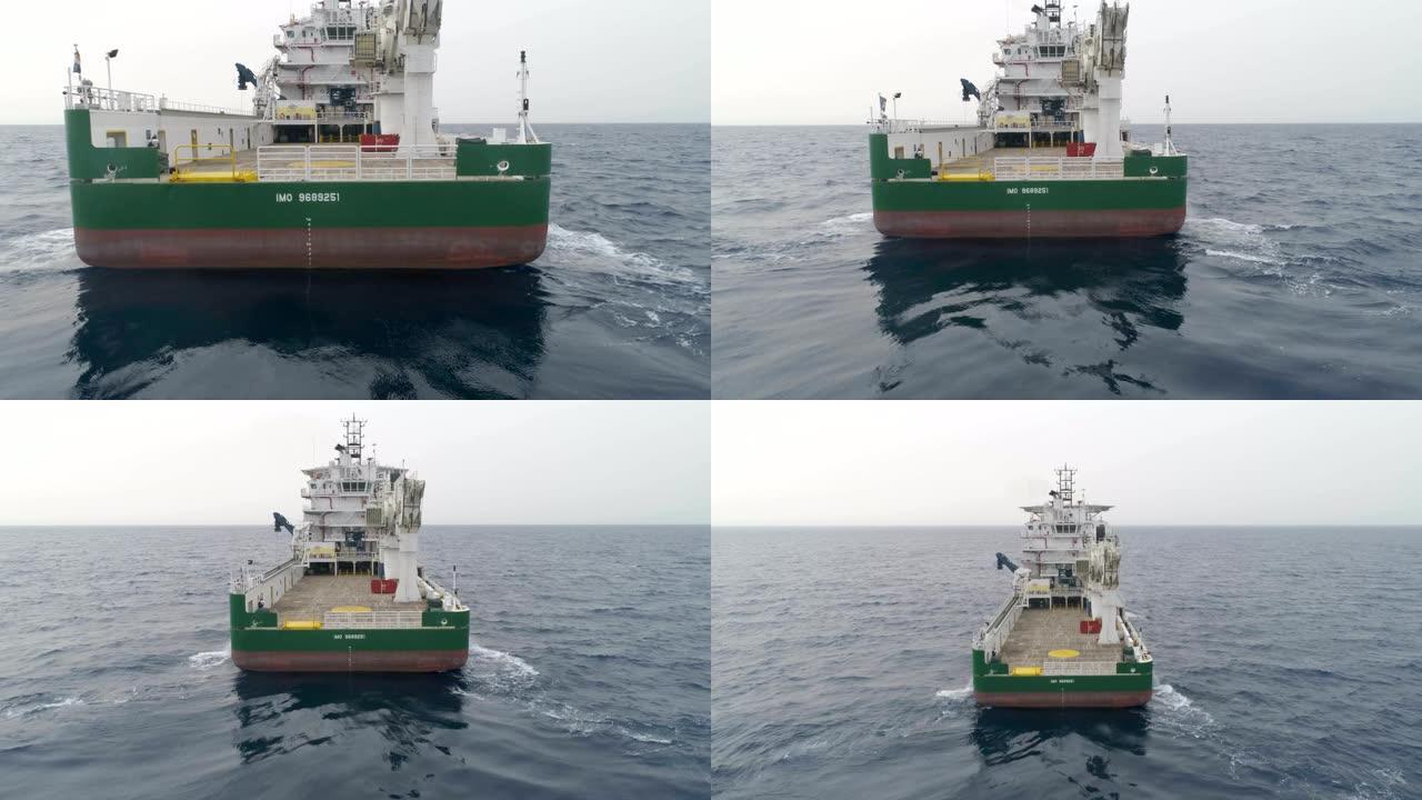 深海或海洋中的石油钻探船，
