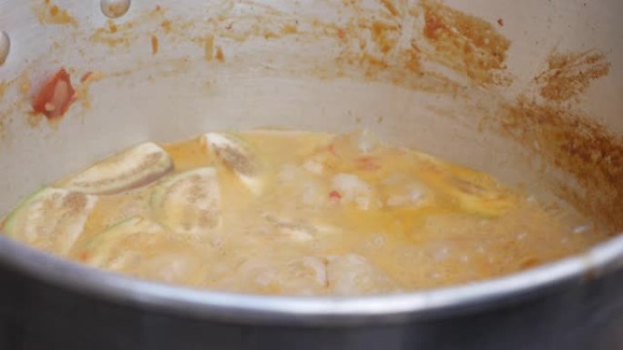 一锅沸腾的泰国辣汤配鸡肉和虾。一步一步煮汤姆山药汤。泰国菜。特写。4k