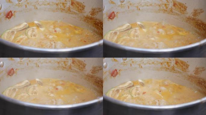 一锅沸腾的泰国辣汤配鸡肉和虾。一步一步煮汤姆山药汤。泰国菜。特写。4k