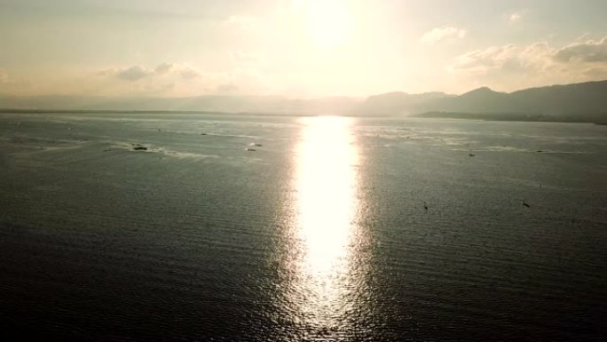 鸟瞰东南亚因勒湖的日光湖，缅甸因勒湖上的浮动花园 (缅甸)，缅甸缅甸的亚洲浮动村房屋湖