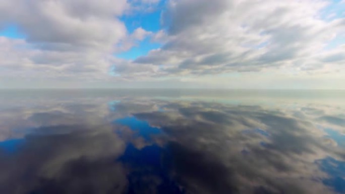 美丽的静止湖水上的天空和云的倒影