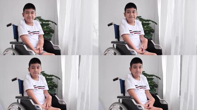 一名残疾人坐在房子卧室中间的轮椅上。