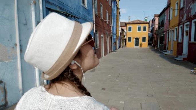 单人旅行者，年轻女性游客走在布拉诺岛，威尼斯，意大利，浪漫之城，典型的威尼斯景点。